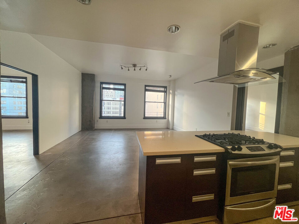 810 South Spring Street, Unit 801 Los Angeles, CA 90014 - Photo 3 of 21 a kitchen that has a stove and a table in it