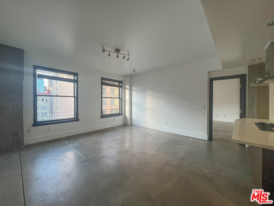 810 South Spring Street, Unit 801 Los Angeles, CA 90014 - Photo 8 of 21 an empty room with windows and closet