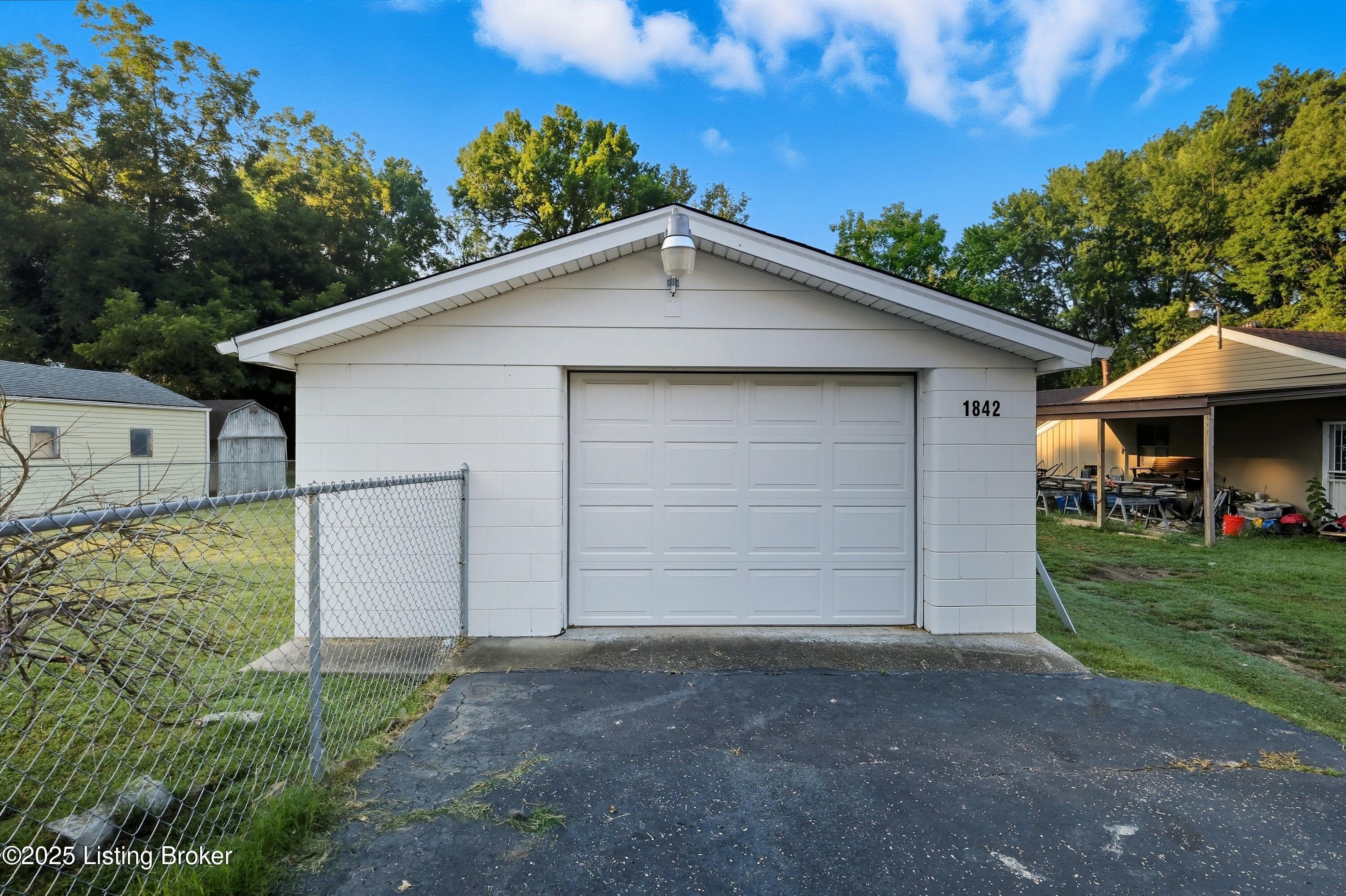 1842 Heaton Road Louisville, KY 40216 - Photo 34 of 35 34_1842heaton_louisvillerealestatemedia_