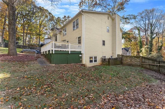 a view of a house with a backyard