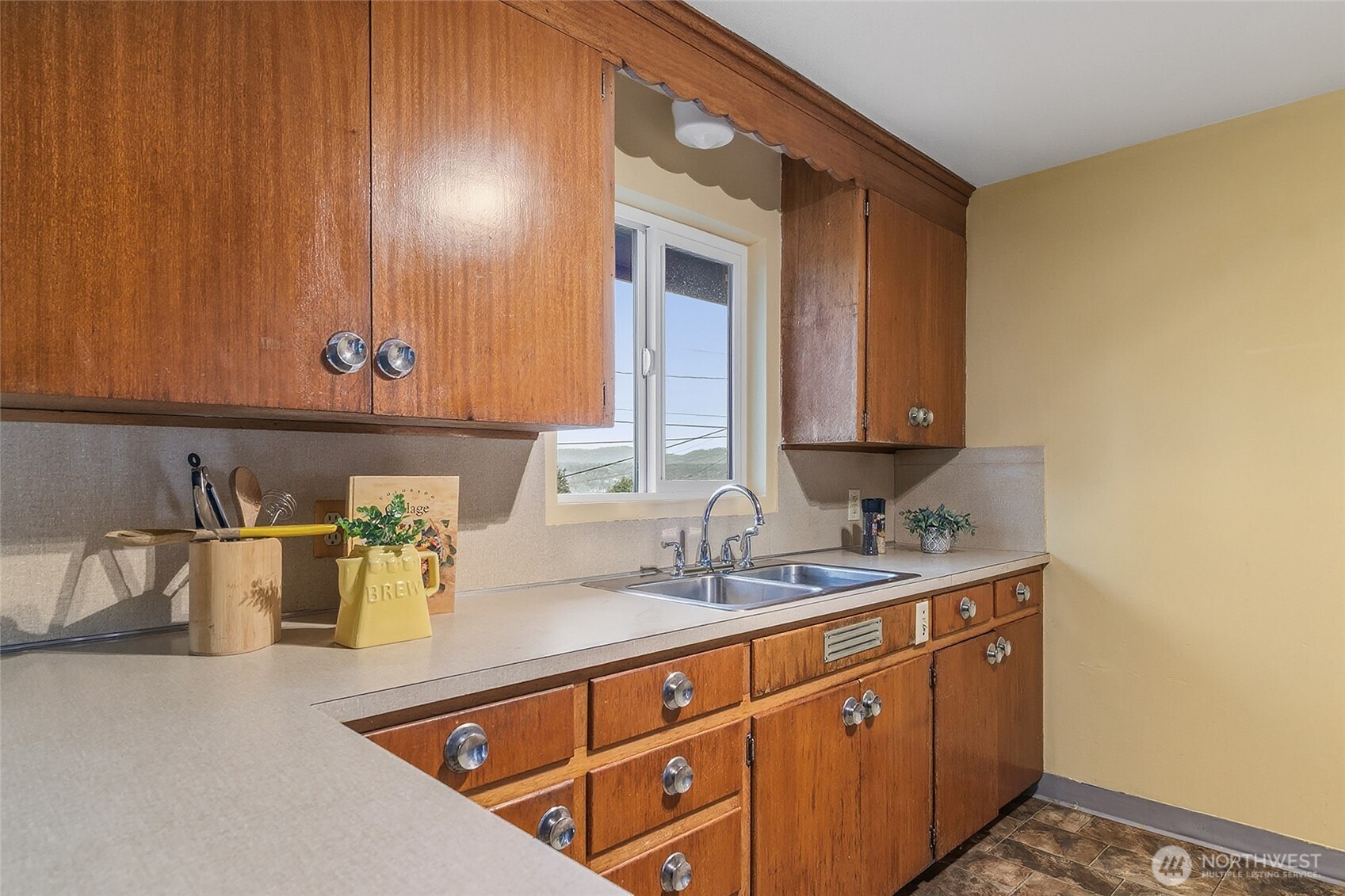 7716 South Mission Drive Seattle, WA 98178 - Photo 16 of 40