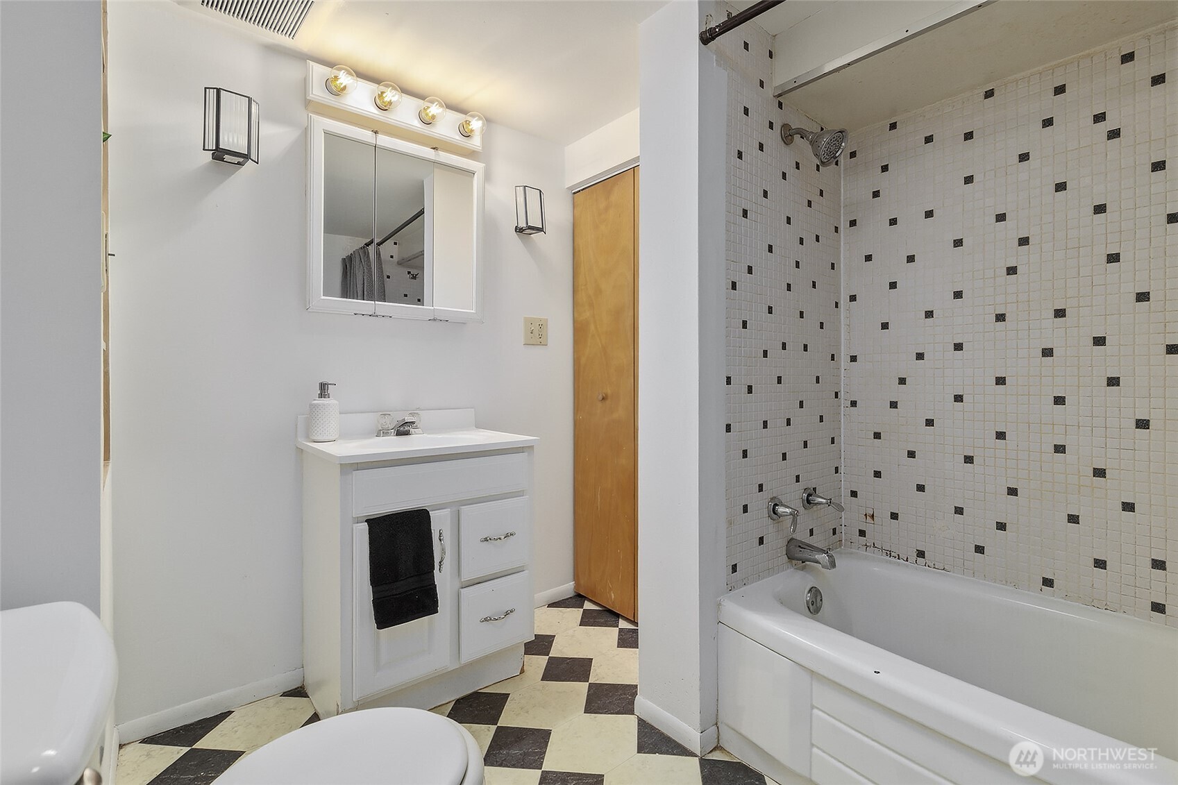 7716 South Mission Drive Seattle, WA 98178 - Photo 28 of 40