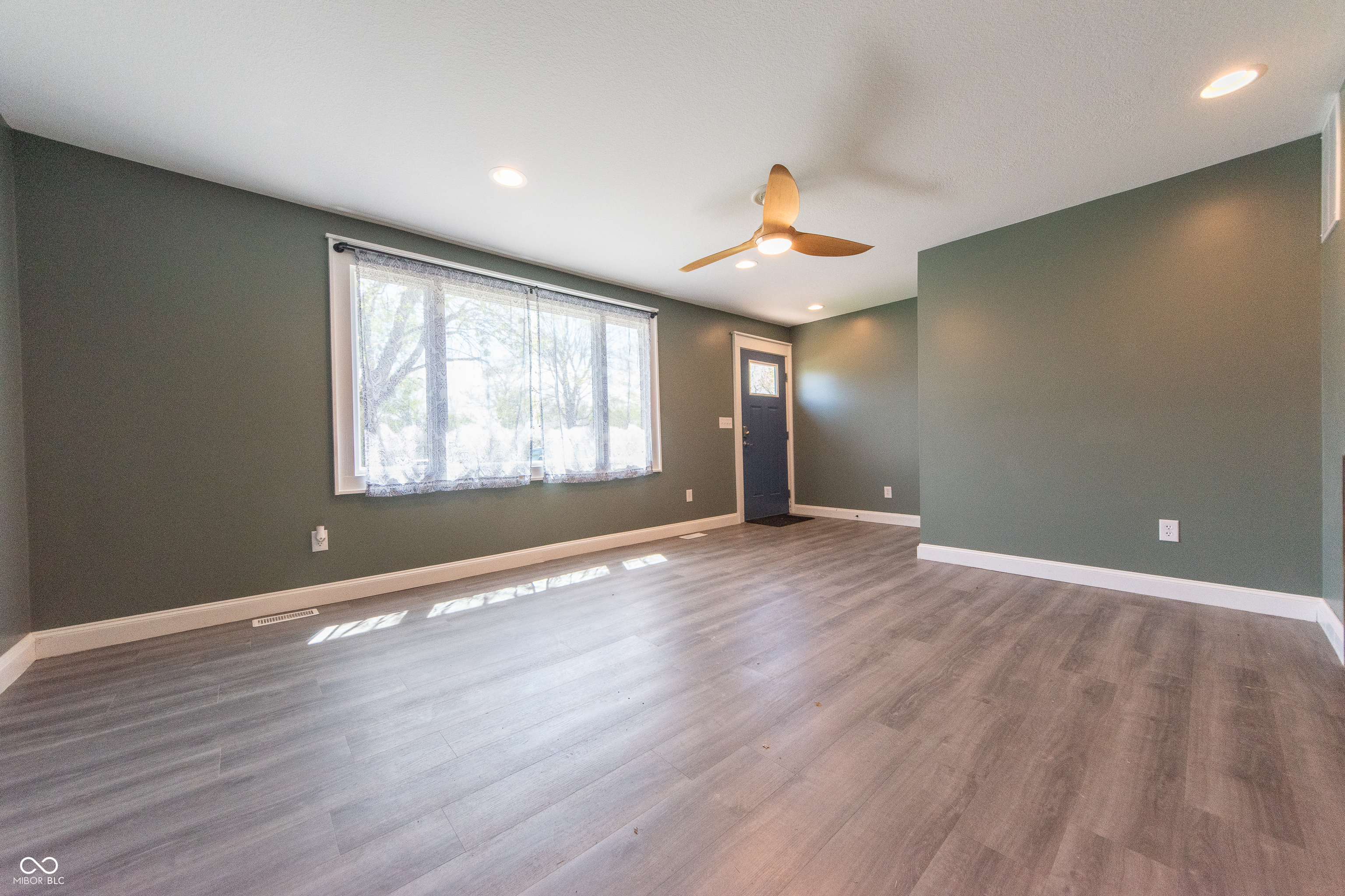 9636 Randal Street Columbus, IN 47203 - Photo 3 of 33