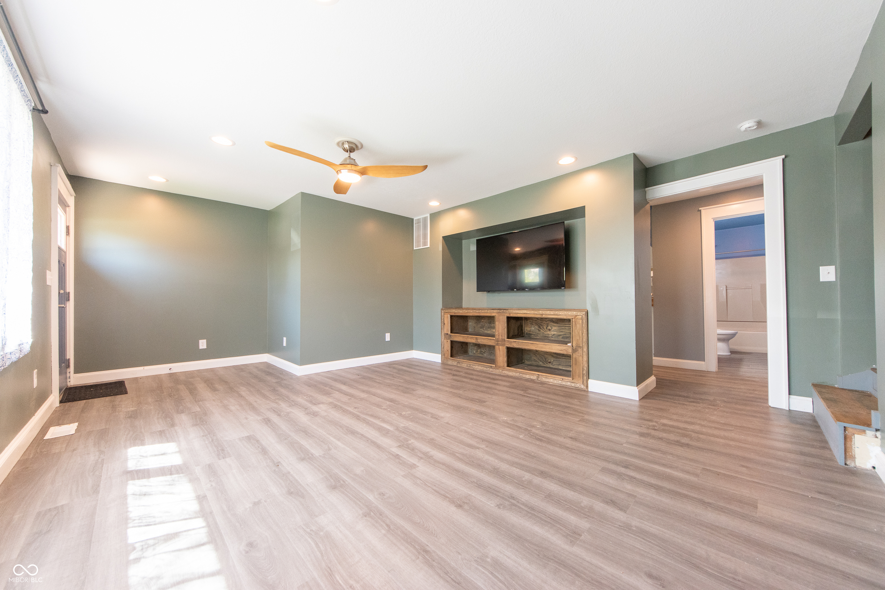 9636 Randal Street Columbus, IN 47203 - Photo 4 of 33