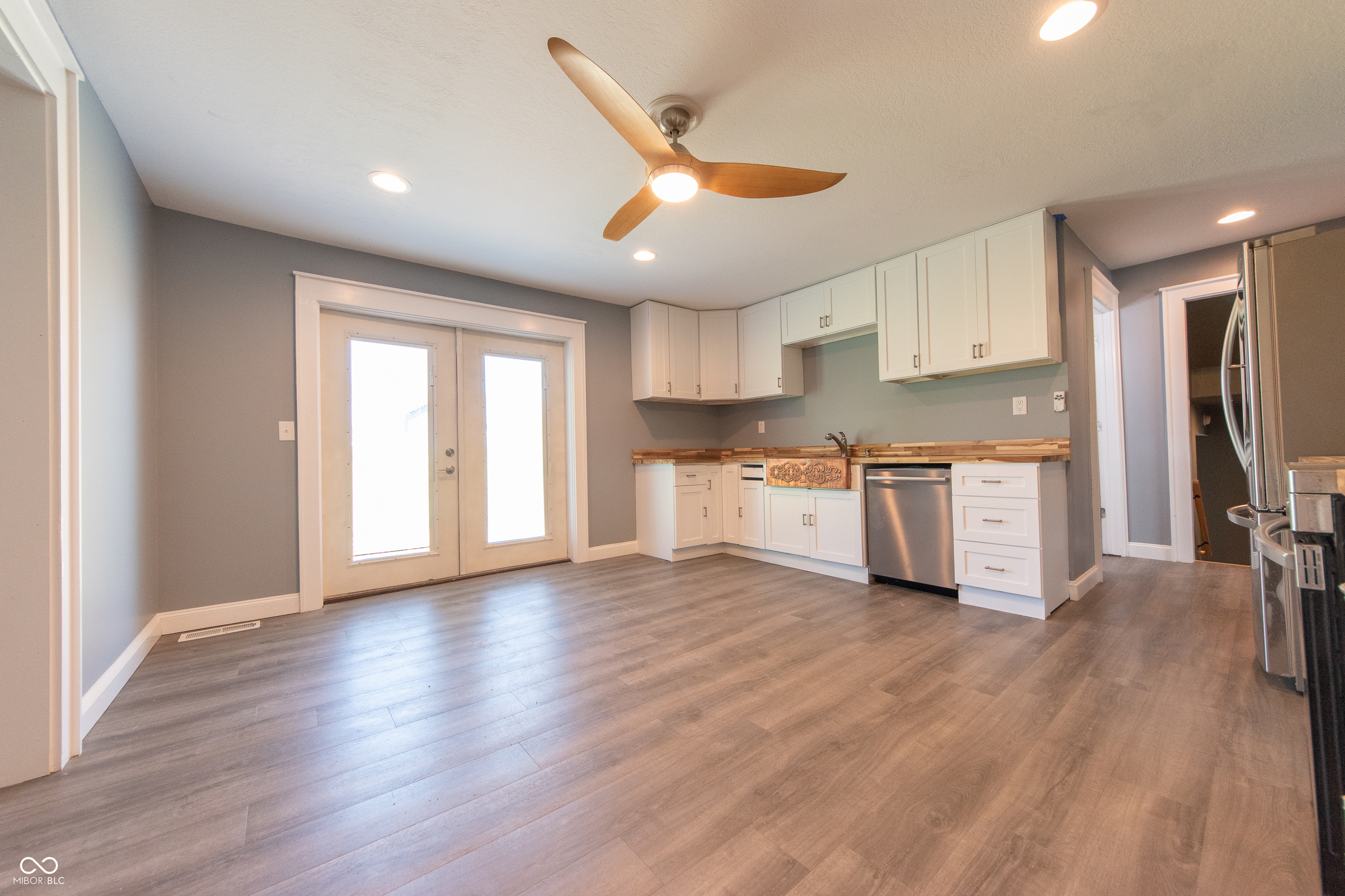 9636 Randal Street Columbus, IN 47203 - Photo 8 of 33