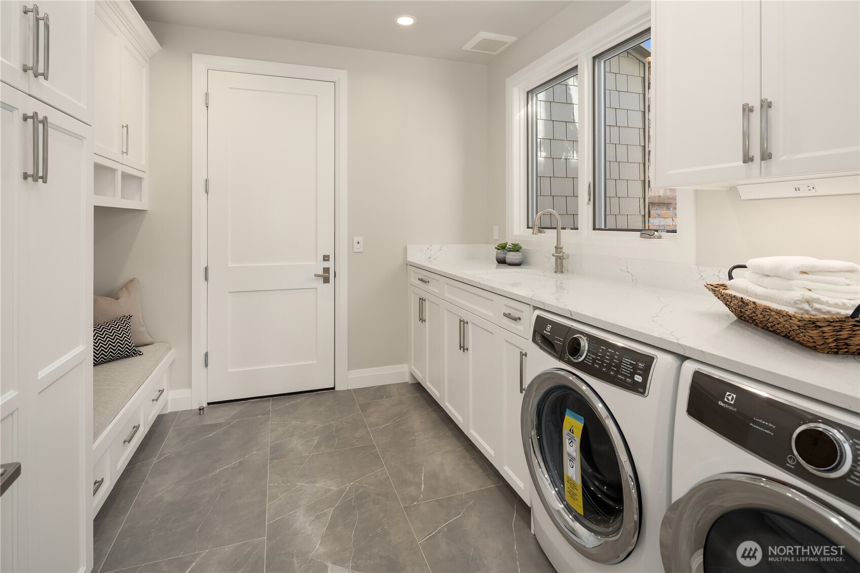 7254 North Mercer Way Mercer Island, WA 98040 - Photo 13 of 37 a view of a kitchen with washer and dryer