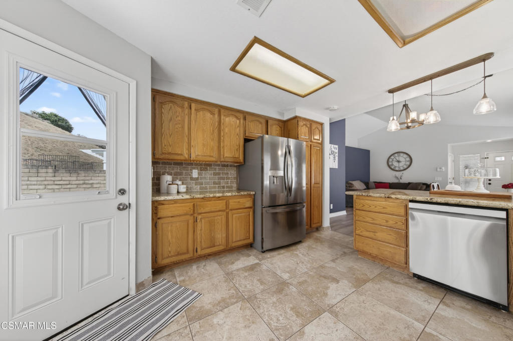 3072 Lamplighter Street Simi Valley, CA 93065 - Photo 7 of 18