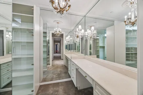 $1,599,000 | 1100 Uptown Park Boulevard, Unit 102, Houston, TX 77056