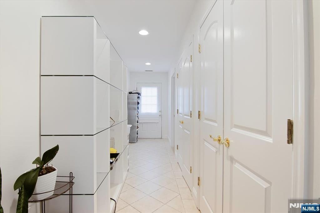 85 Harvey Avenue Paramus, NJ 07652 - Photo 17 of 32