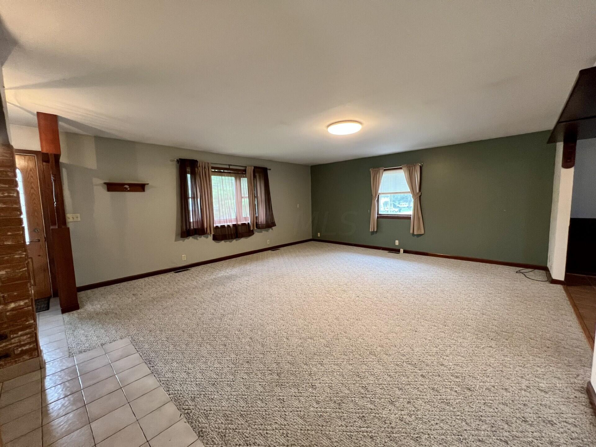 990 Spring Street Lancaster, OH 43130 - Photo 3 of 20 Living Room