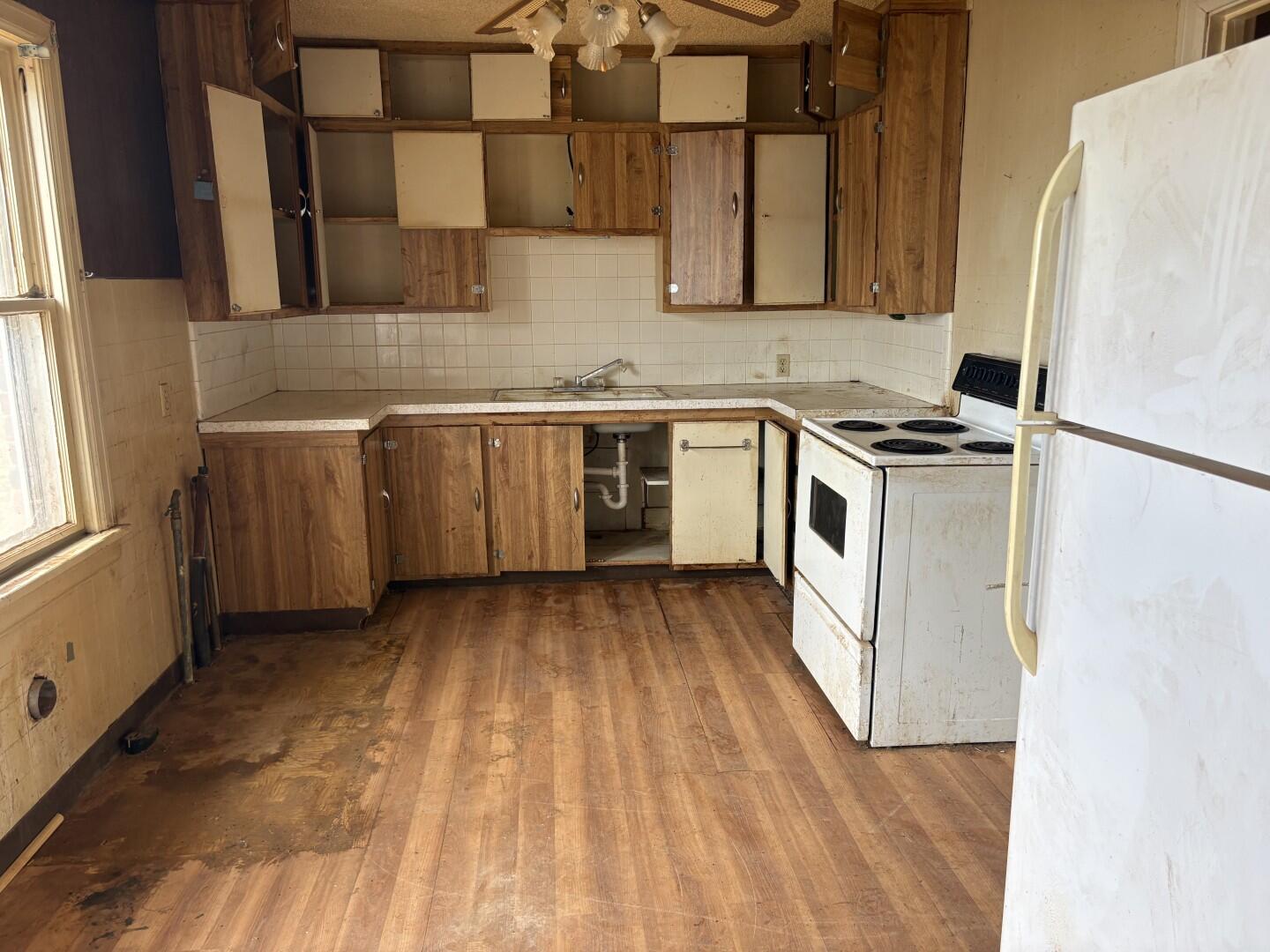 916 16th Street Seagraves, TX 79359 - Photo 5 of 14 Kitchen