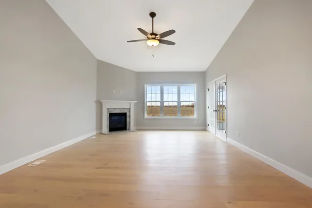 a view of a livingroom with a ceiling fan and fireplace