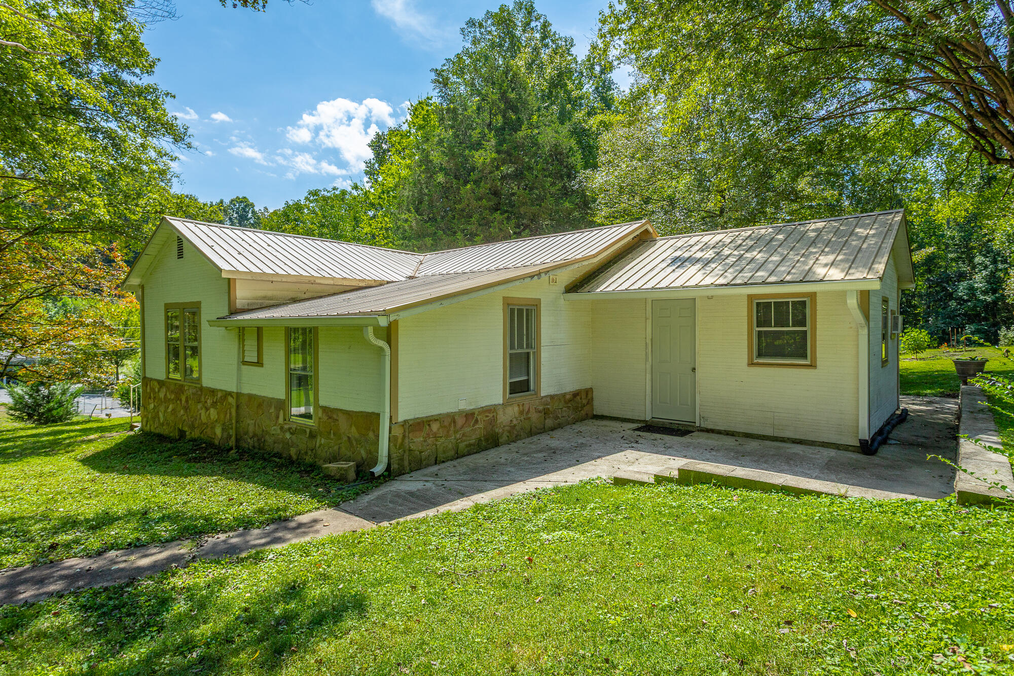 463 Griffith Highway Jasper, TN 37347 - Photo 10 of 52 463 Griffith Highway HD-69