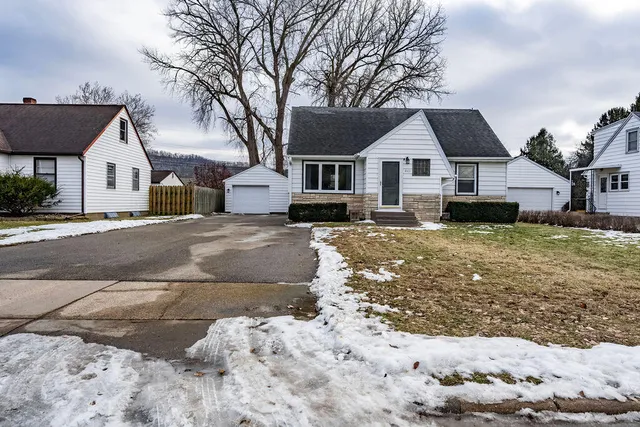 $284,900 | 4102 Riverview Drive, La Crosse, WI 54601