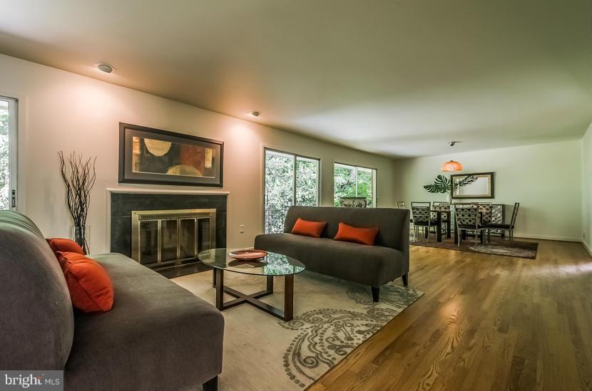 6252 Clearwood Road Bethesda, MD 20817 - Photo 2 of 30 Living Room