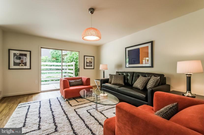 6252 Clearwood Road Bethesda, MD 20817 - Photo 10 of 30 PLENTY OF NATURAL LIGHT