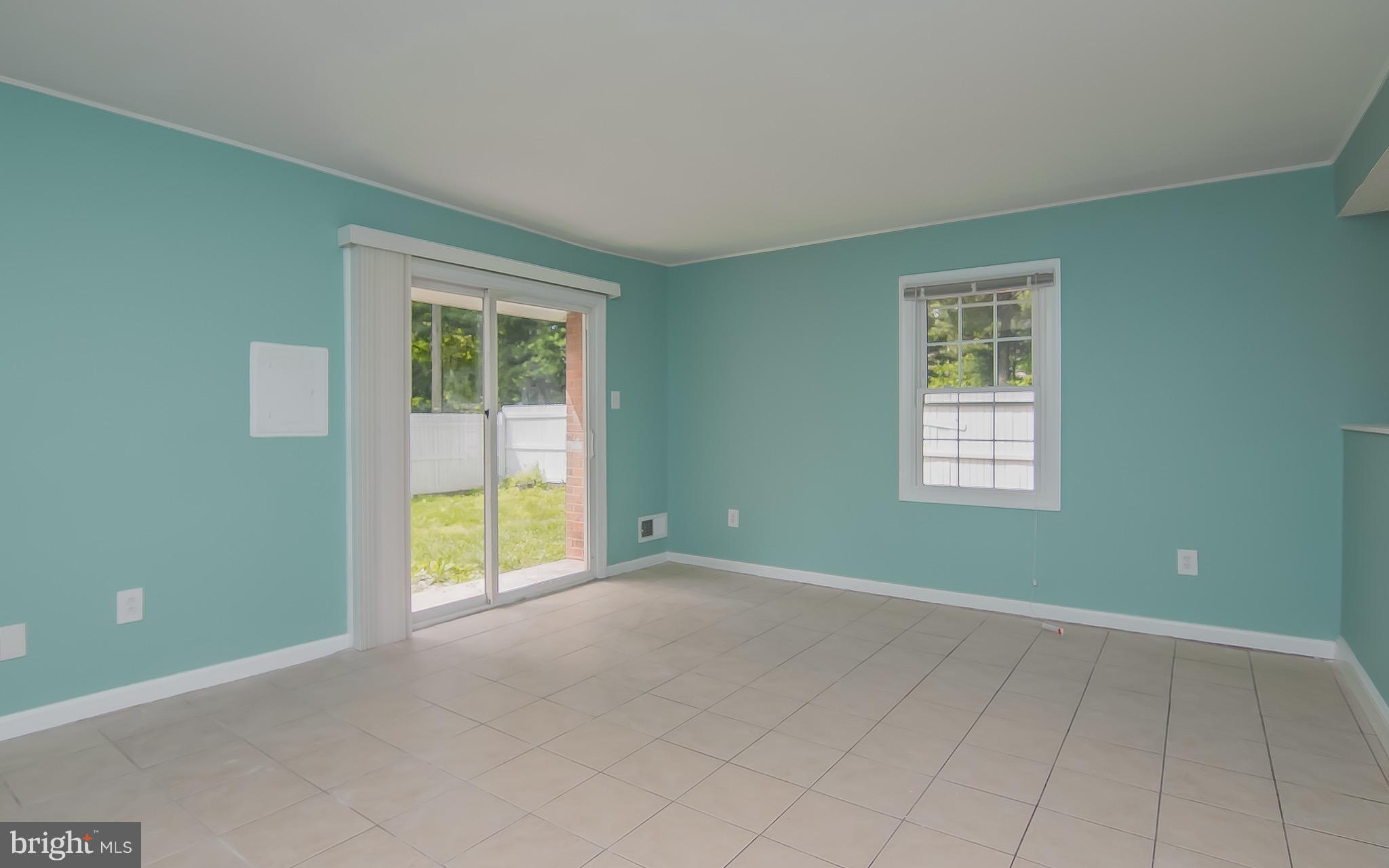9313 Hood Road Manassas, VA 20110 - Photo 7 of 19 Living Room
