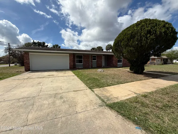 a view of a house with a backyard
