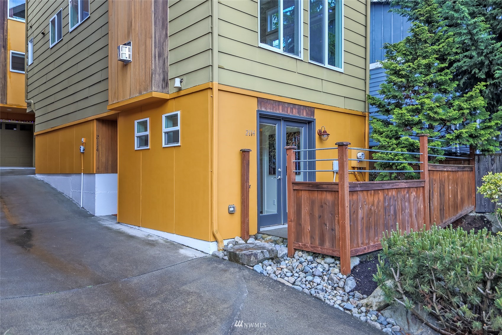 2114 West Ruffner Street Seattle, WA 98199 - Photo 2 of 24 Gallery Image 2