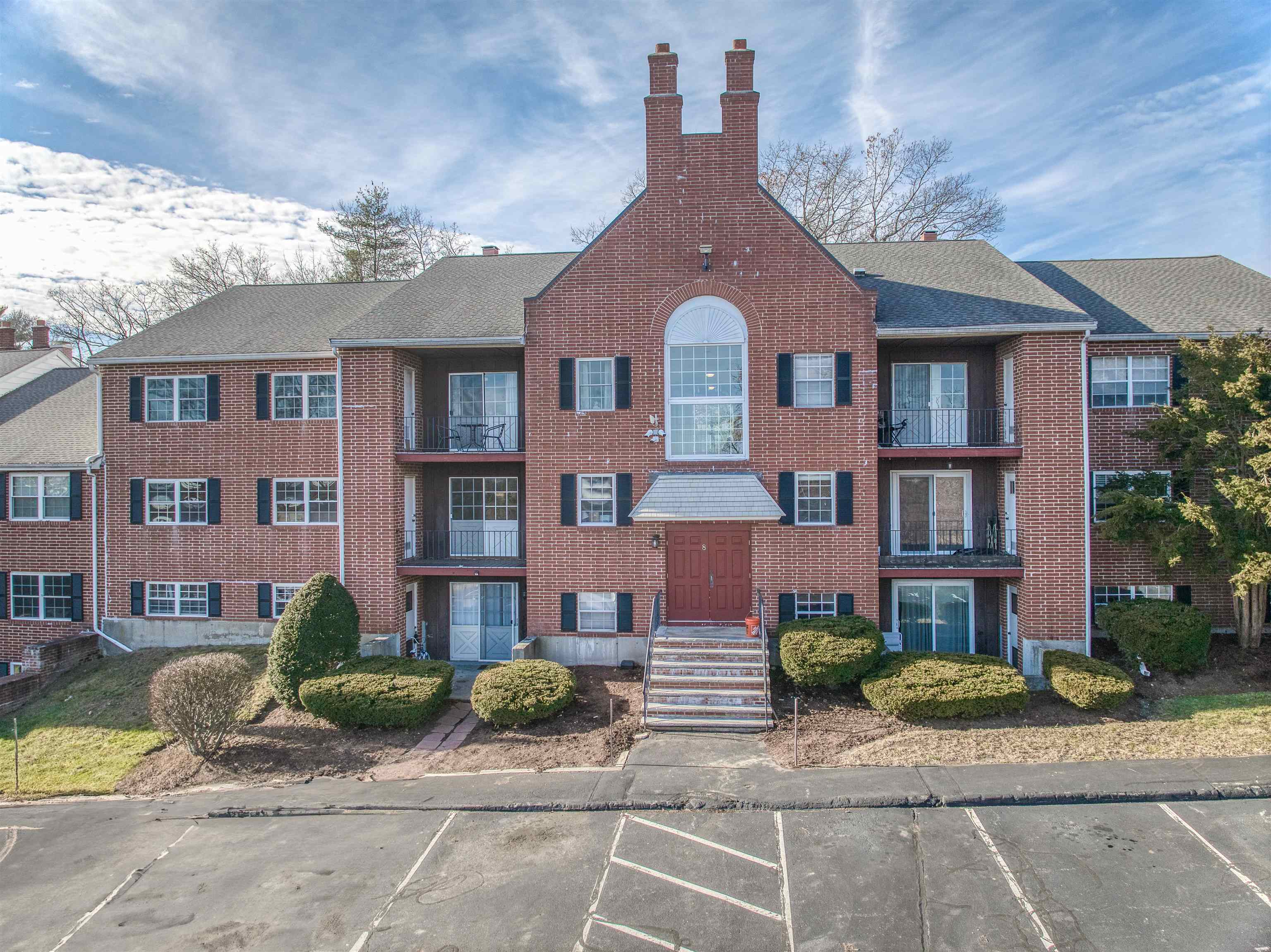 8 Louisburg Square, Unit 5 Nashua, NH 03060 - Photo 1 of 22