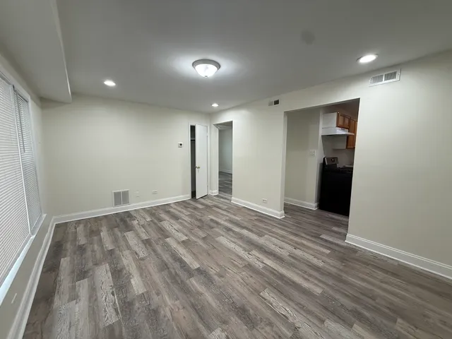 $1,400 | 11137 South Emerald Avenue, Unit 1R, Chicago, IL 60628