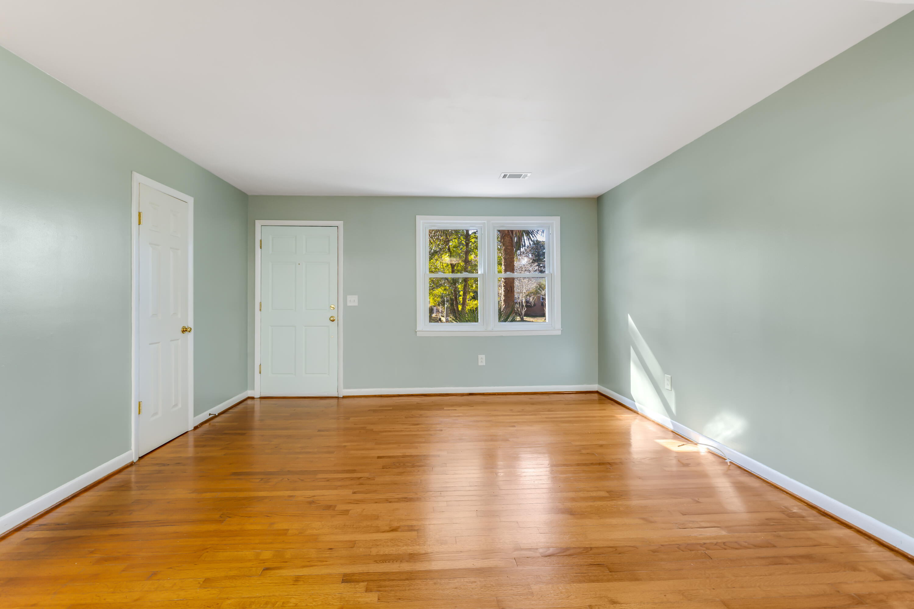 740 Windward Road Charleston, SC 29412 - Photo 18 of 39 Living Room