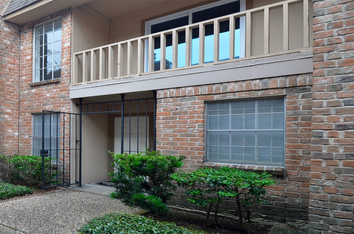 5524 Beverly Hill Street, Unit 2 Houston, TX 77056 - Photo 38 of 43 front view of a house