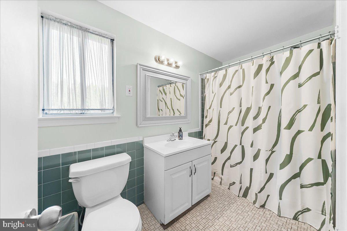 513 Beatty Road Springfield, PA 19064 - Photo 28 of 40 Full Bathroom 1