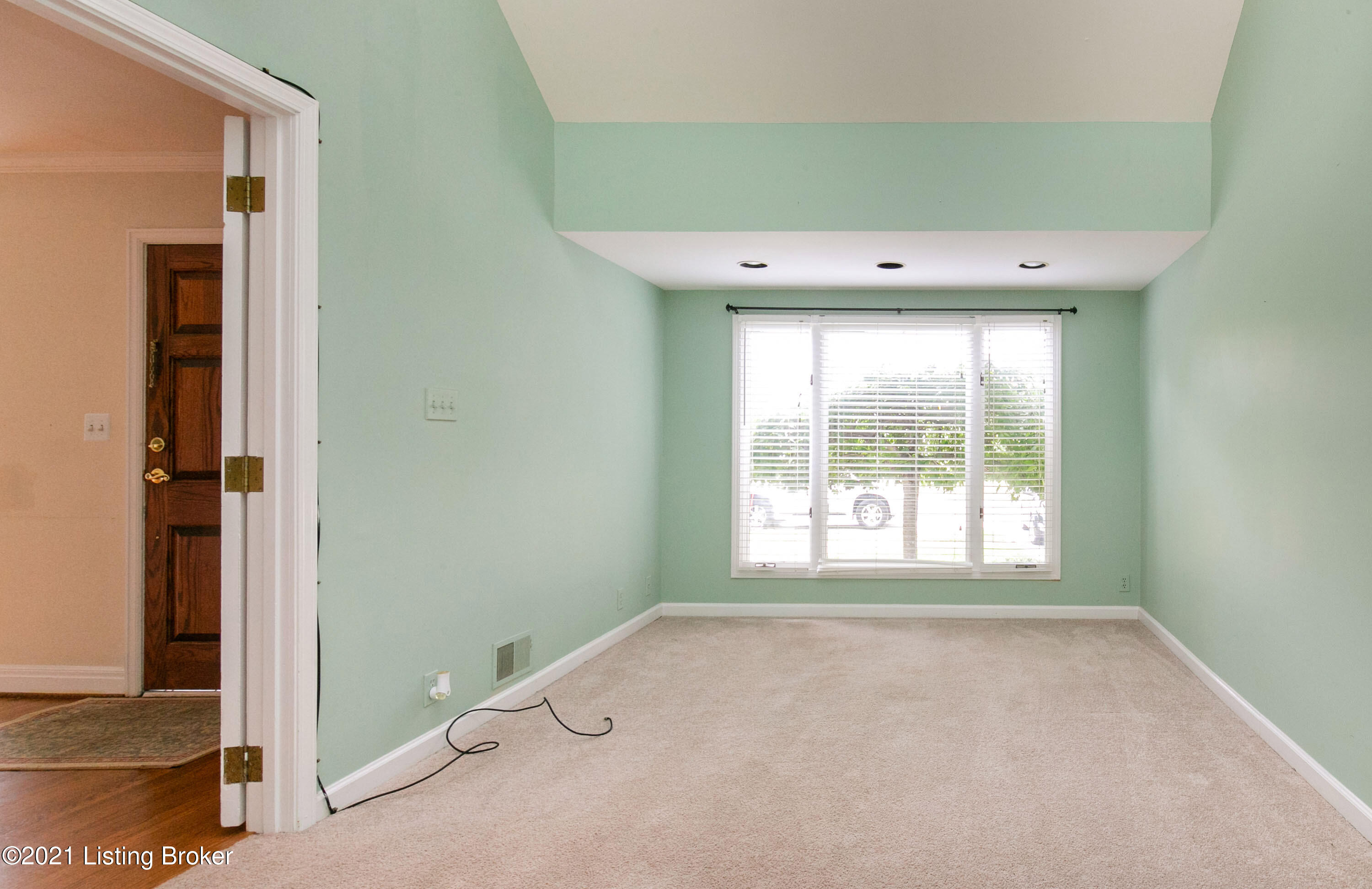 4013 Winchester Road Louisville, KY 40207 - Photo 28 of 30 3rd bedroom/flex space. Vaulted.