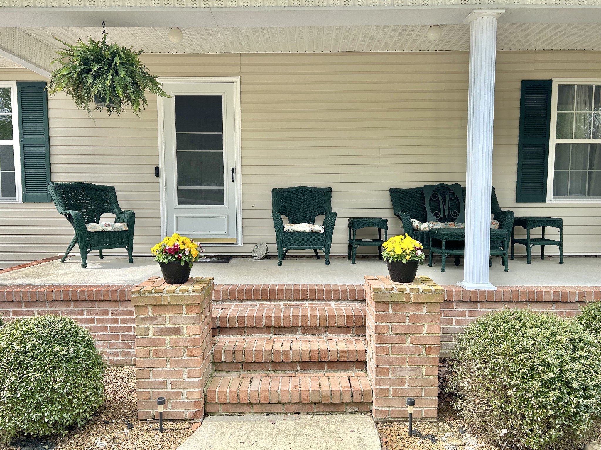 2590 Wayside Road Manchester, TN 37355 - Photo 8 of 45 a view of a house with sitting area and furniture