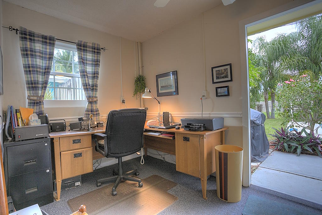 17 Windsor Road West Jupiter, FL 33469 - Photo 11 of 13 Office/Laudry
