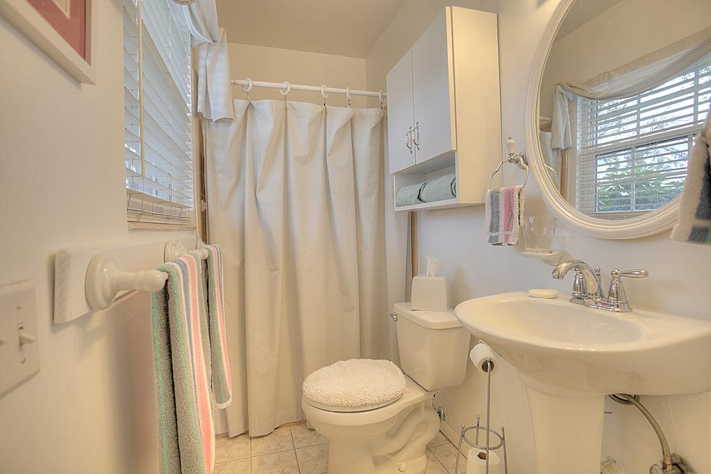 17 Windsor Road West Jupiter, FL 33469 - Photo 8 of 13 Master Bathroom