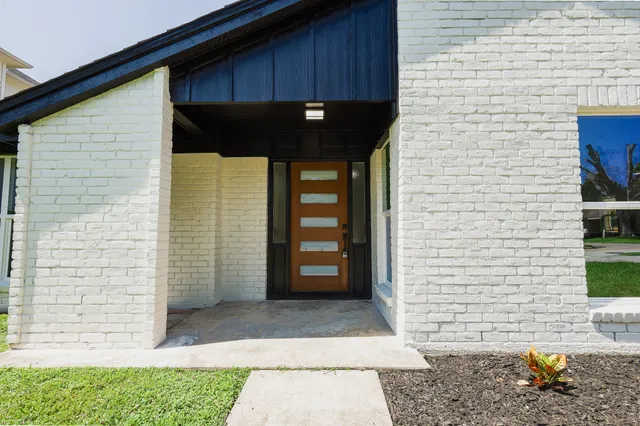 $479,800 | 2111 Wycliffe Drive, Houston, TX 77043