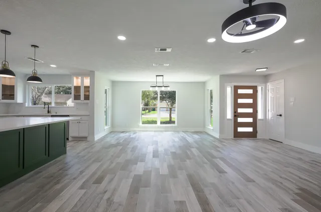 $479,800 | 2111 Wycliffe Drive, Houston, TX 77043