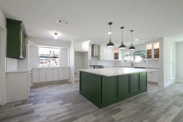 $479,800 | 2111 Wycliffe Drive, Houston, TX 77043