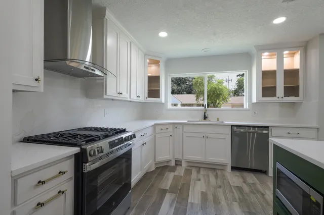 $479,800 | 2111 Wycliffe Drive, Houston, TX 77043