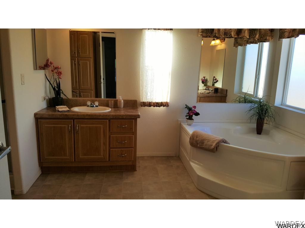 5341 North Laguna Road Golden Valley, AZ 86413 - Photo 16 of 31 Roomy master bath