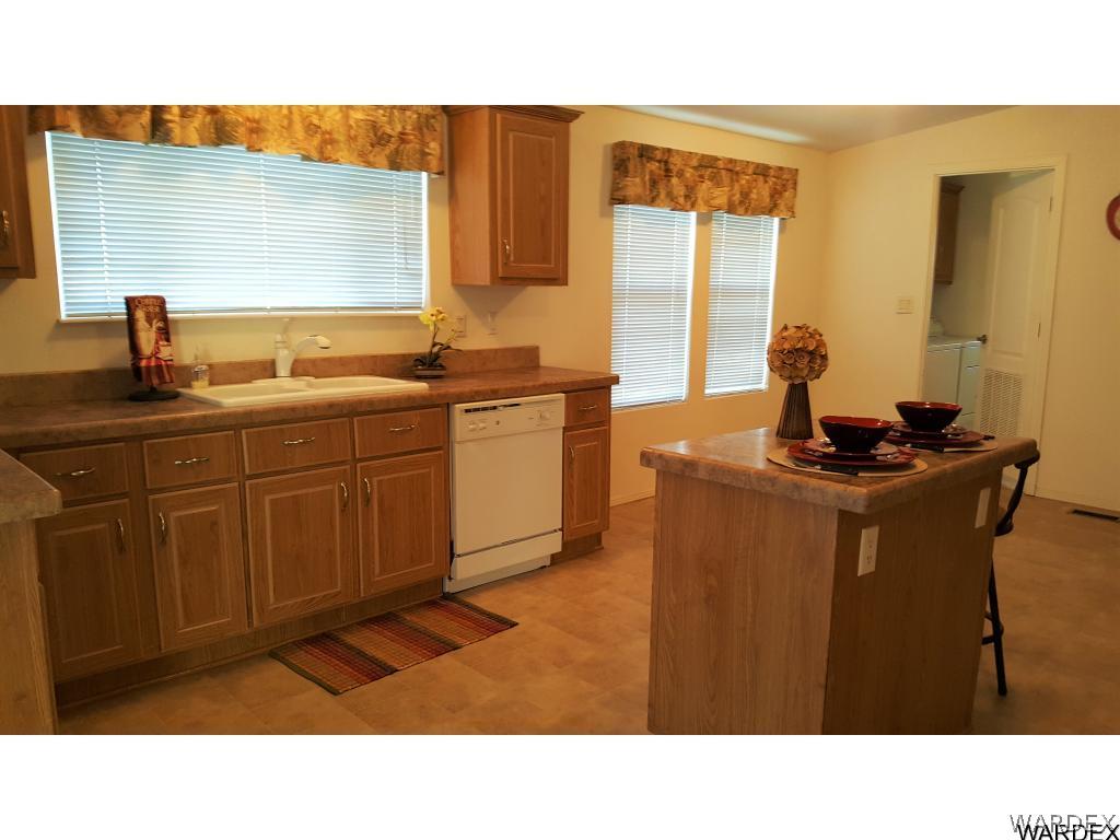 5341 North Laguna Road Golden Valley, AZ 86413 - Photo 7 of 31 Center island