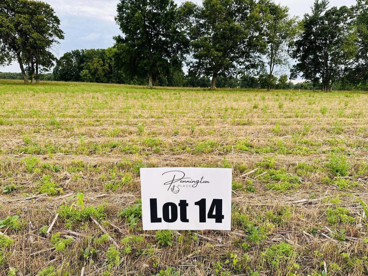 a sign that is sitting in front of a wall