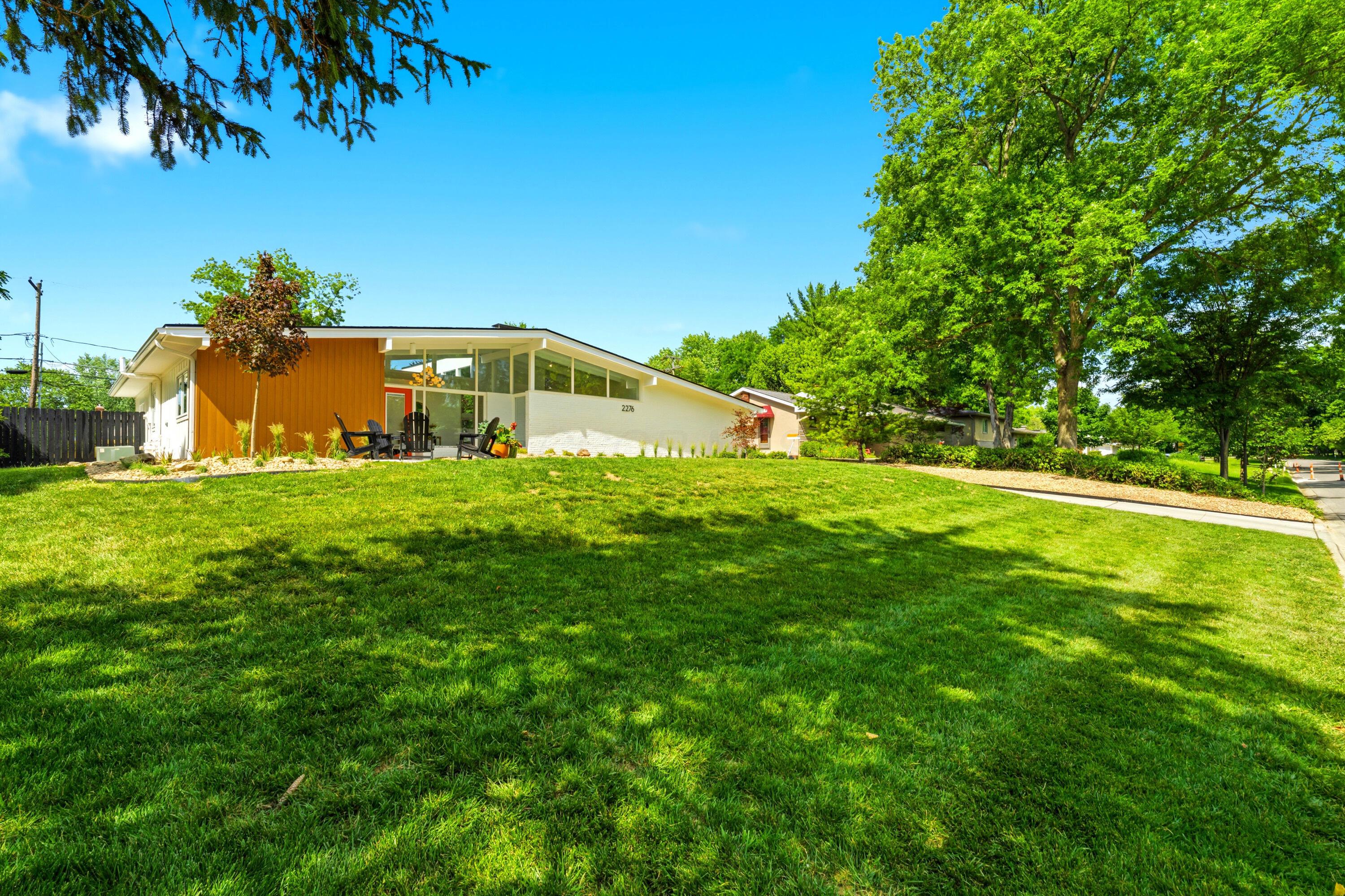 2276 Johnston Road Upper Arlington, OH 43220 - Photo 3 of 108