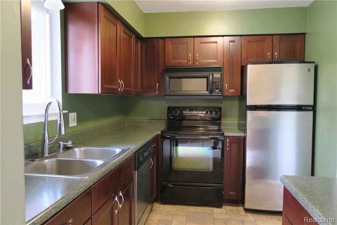 1514 Porter Circle, Unit 210 Rochester, MI 48307 - Photo 2 of 9 IMG_2958.JPG