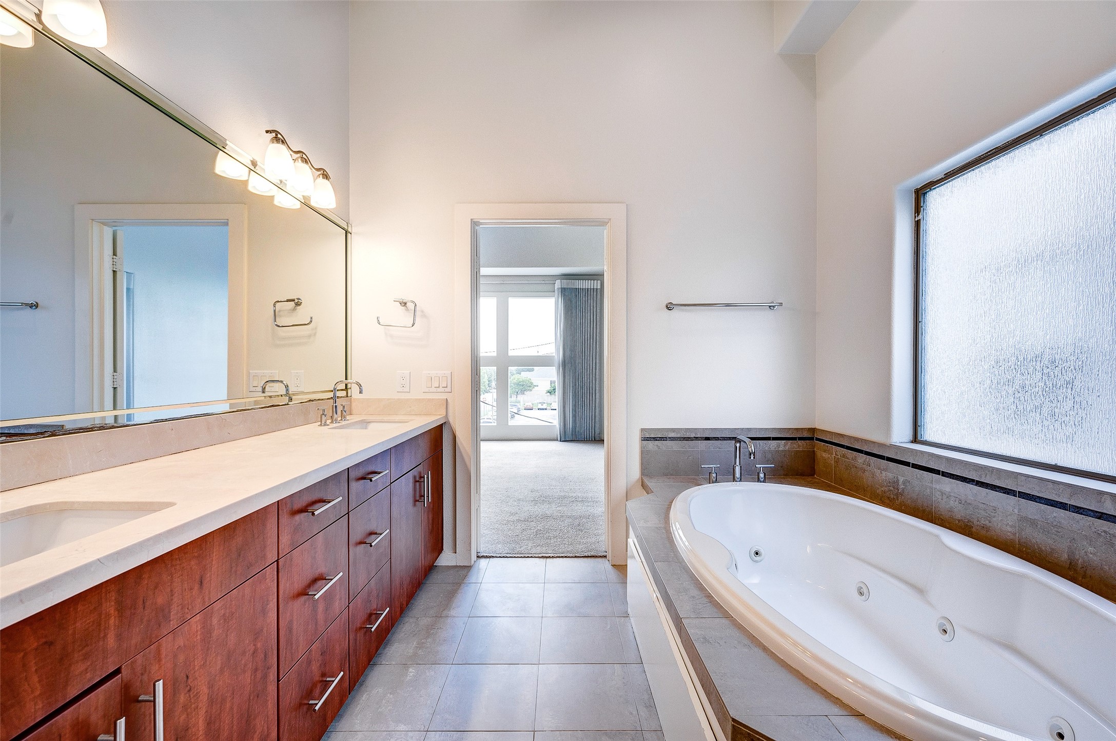 1729 Reinerman Street Houston, TX 77007 - Photo 28 of 31 Primary bathroom with dual vanities and jetted tub and walk-in shower