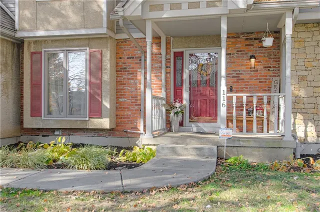 $479,900 | 116 The Woodlands Drive, Gladstone, MO 64119