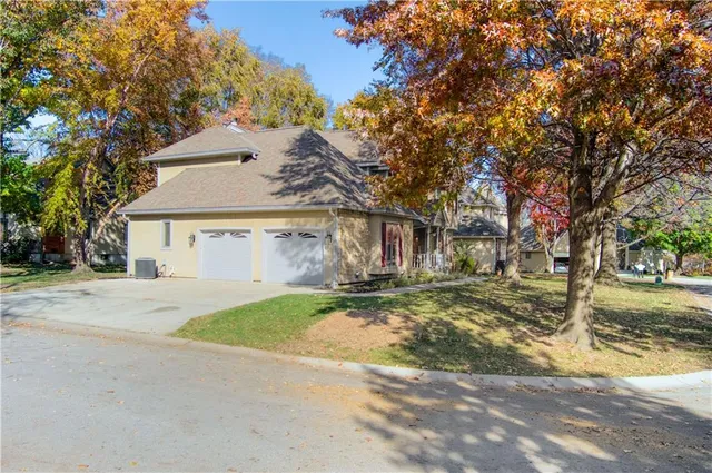 $479,900 | 116 The Woodlands Drive, Gladstone, MO 64119