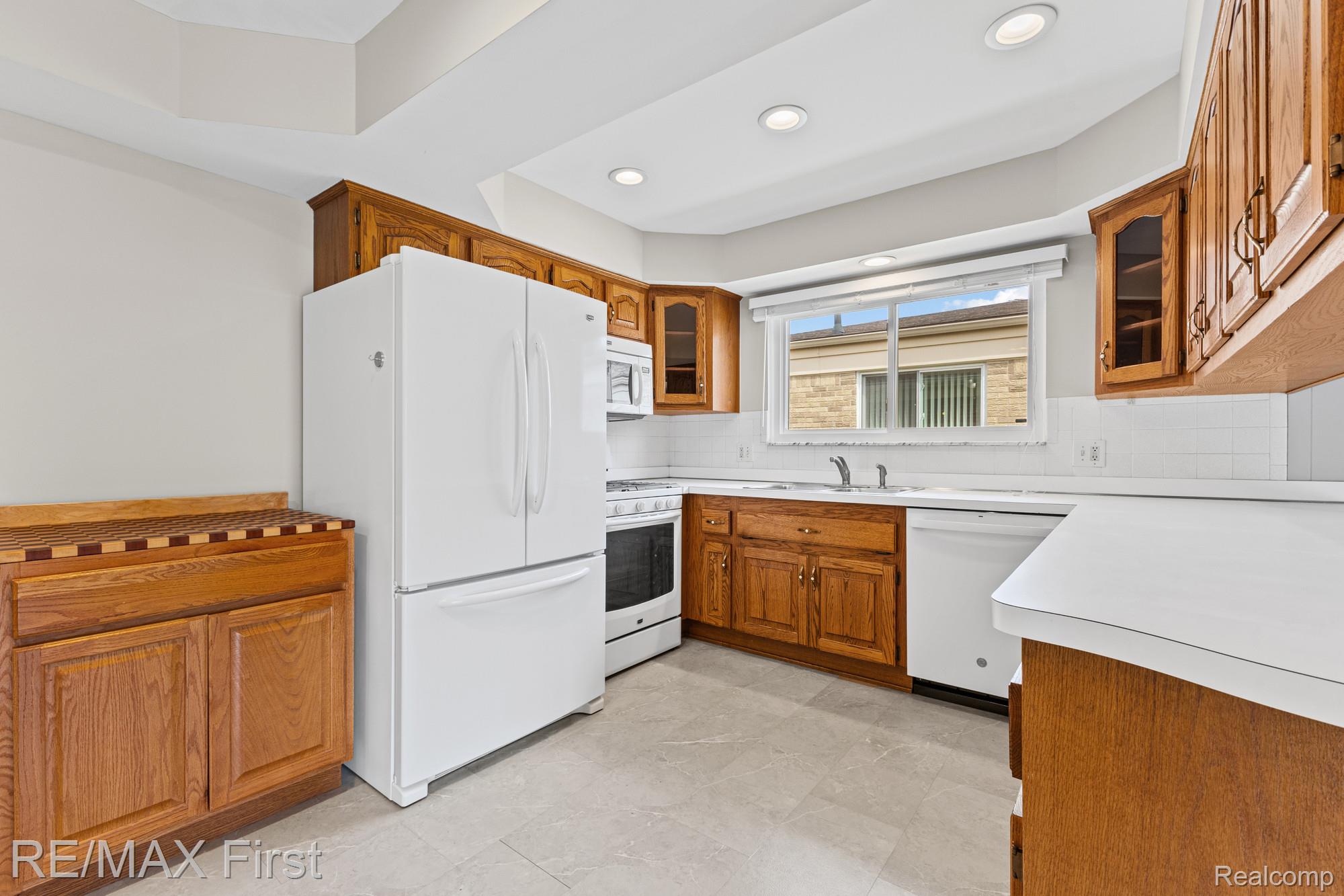 34356 Greentrees Road Sterling Heights, MI 48312 - Photo 13 of 40 08-IMG_5978_web.jpg