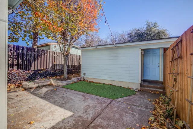 a view of a backyard with barn