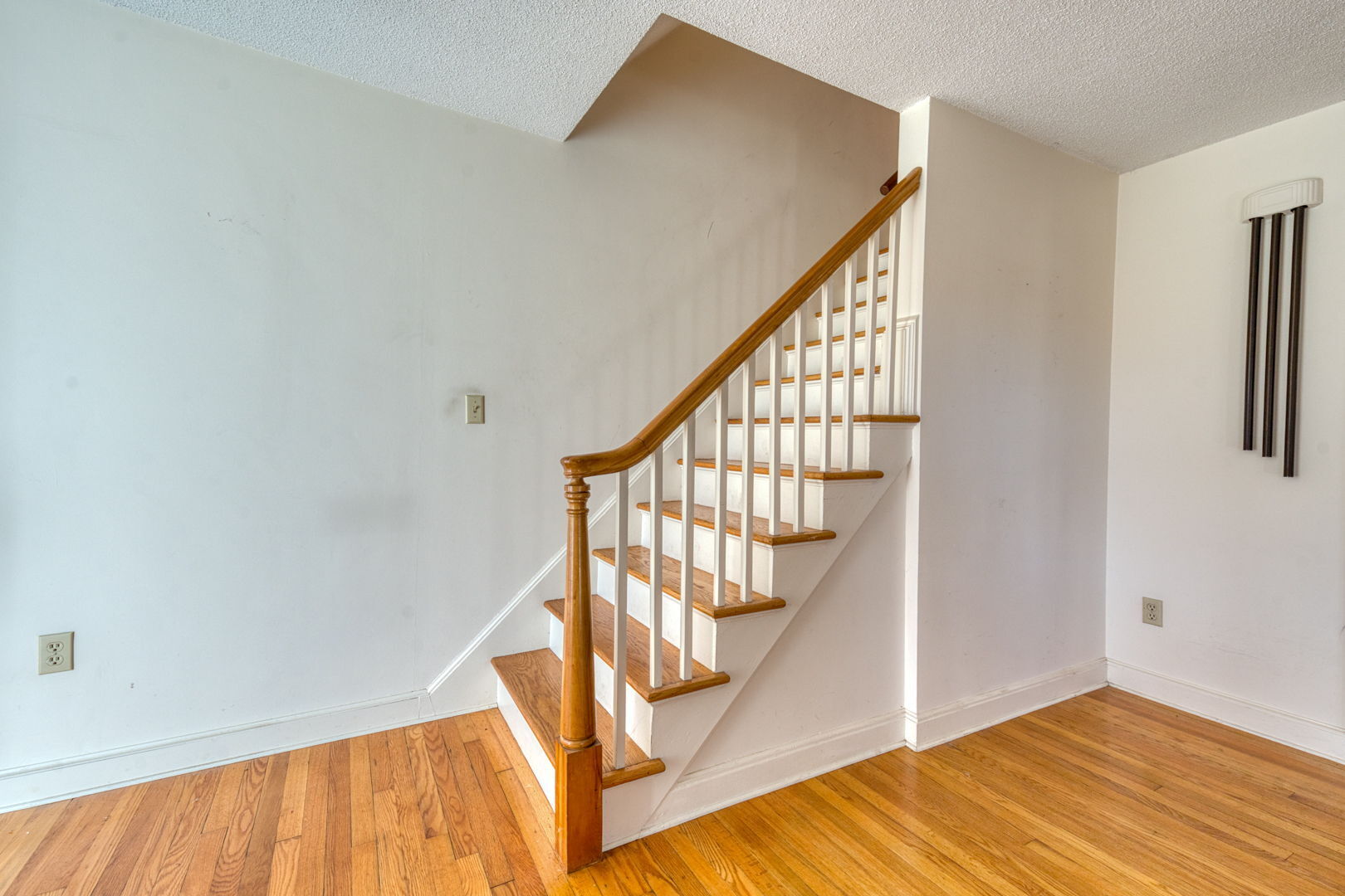 578 Old Turnpike Road Southington, CT 06479 - Photo 28 of 35 Heading up to the second floor