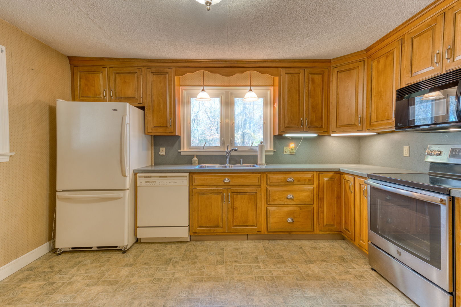 578 Old Turnpike Road Southington, CT 06479 - Photo 3 of 35