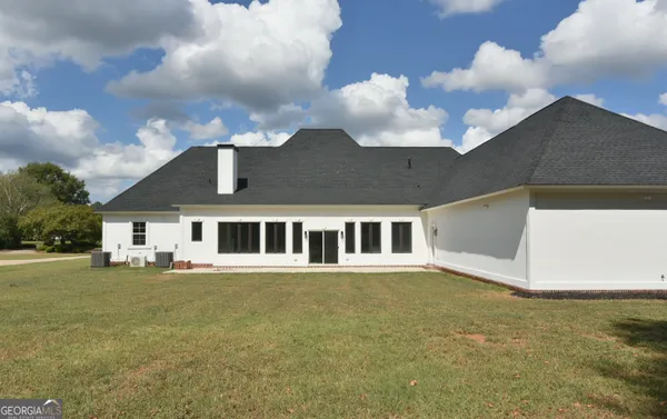 a view of a house with a yard