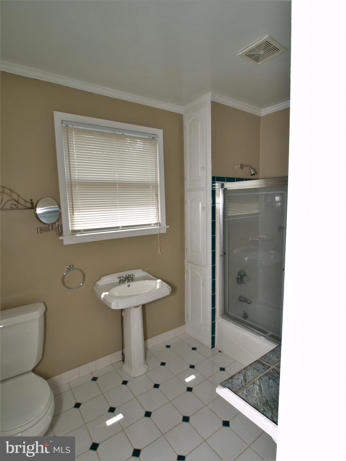 512 Westgate Road Baltimore, MD 21229 - Photo 11 of 23 Upper Level Bathroom